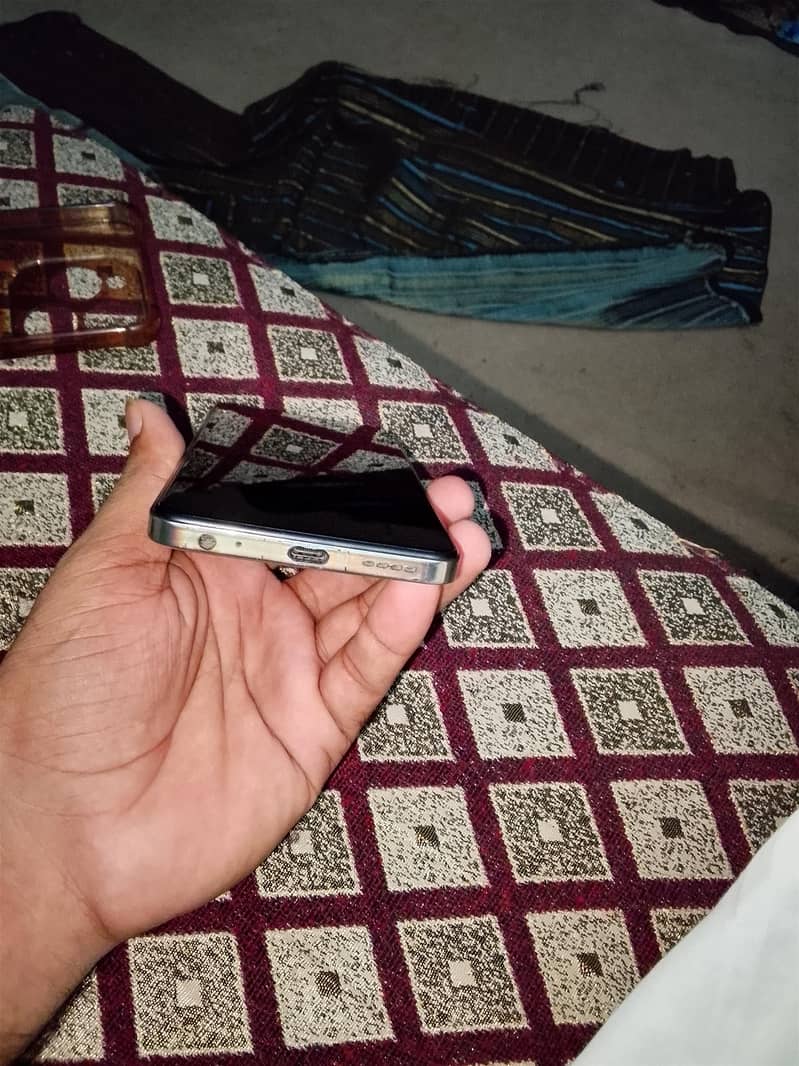 hot 40i only phone 4