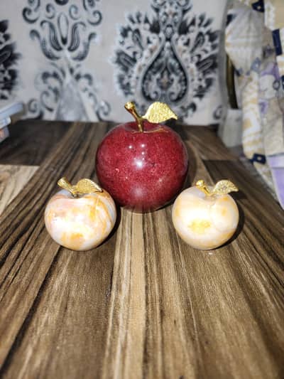 Premium marble apples