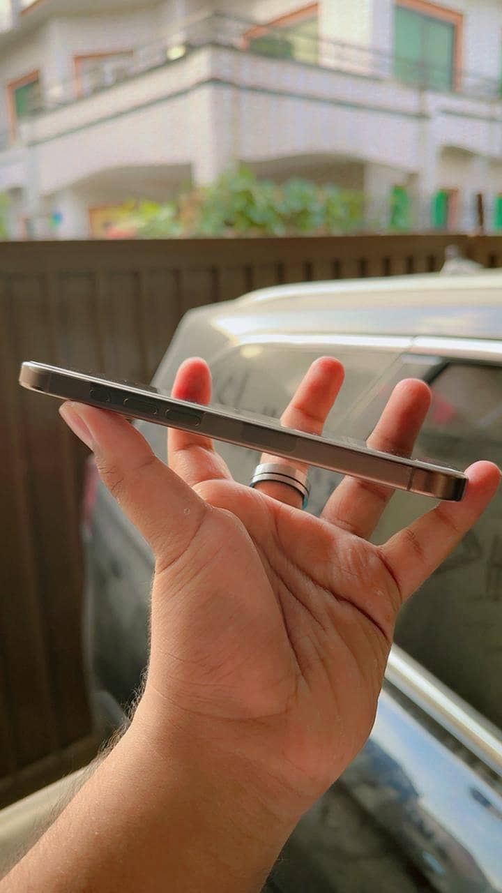 Apple iPhone 16 Pro 2