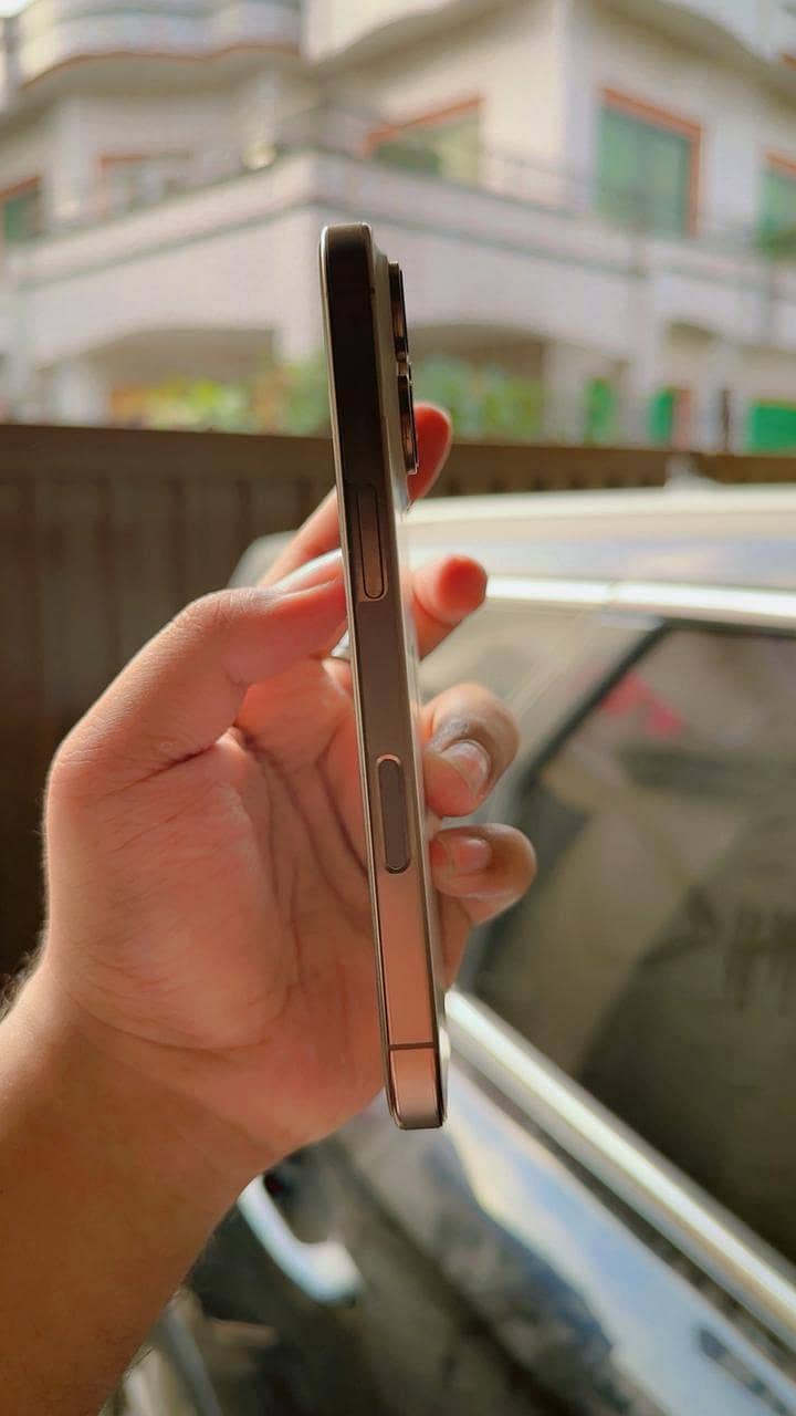 Apple iPhone 16 Pro 3