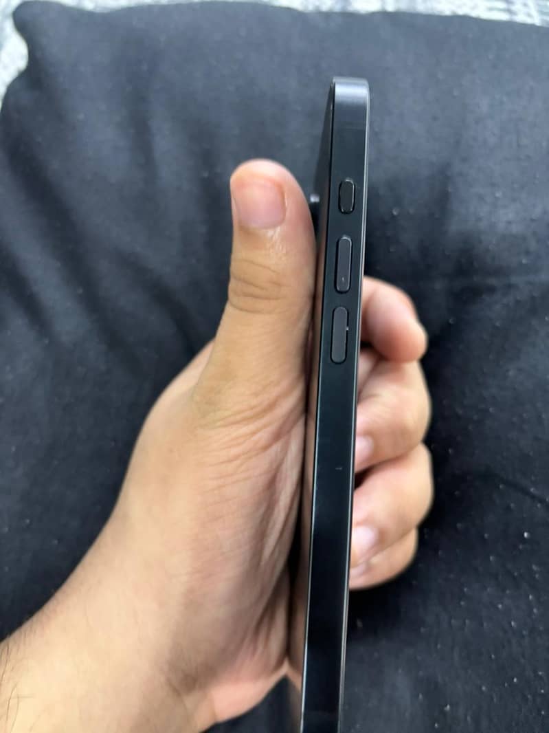 Apple iPhone 16e 3