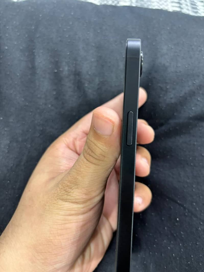 Apple iPhone 16e 4