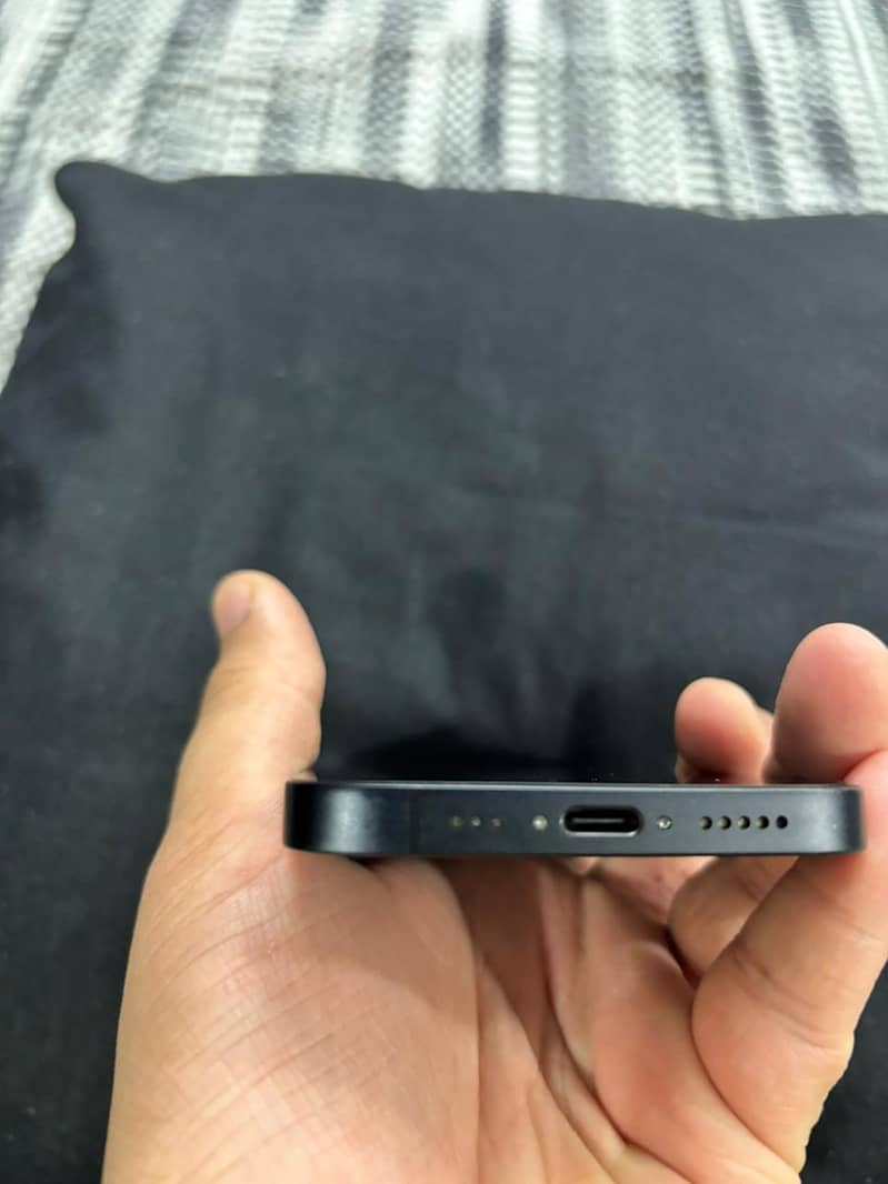 Apple iPhone 16e 5