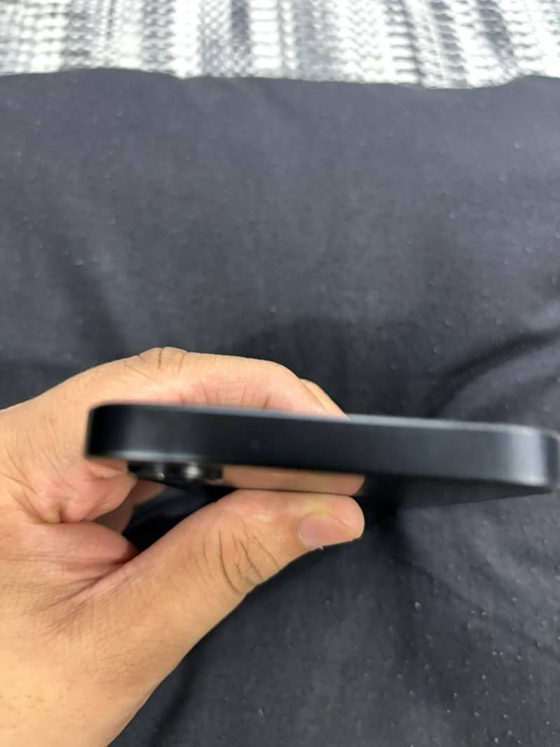 Apple iPhone 16e 6