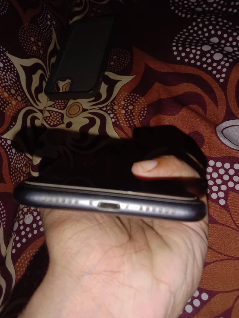 Apple iPhone 11 4