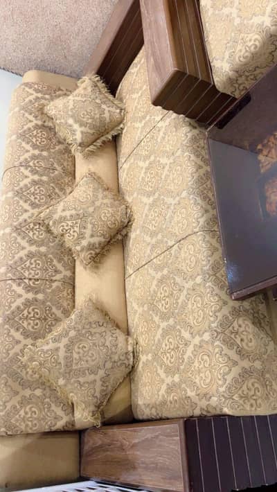 5 seater sofa and one table for sale in good condition