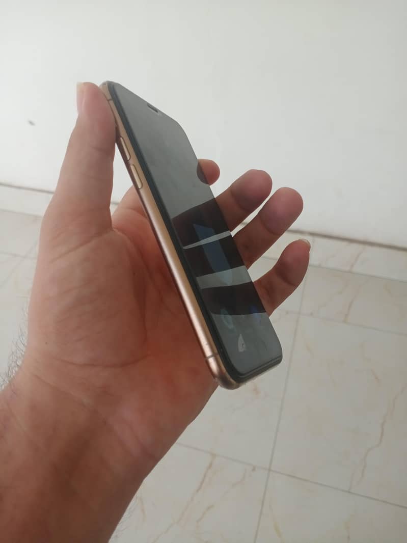 Apple iPhone 11 Pro 4