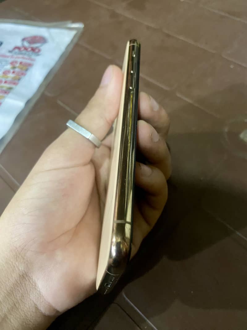 Apple iPhone 11 Pro 4