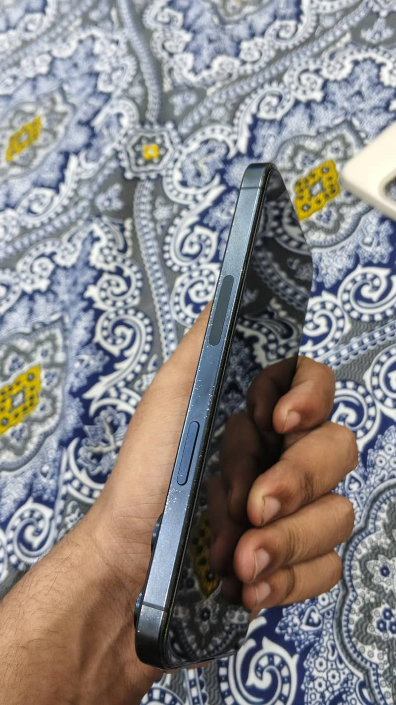 Apple iPhone 15 Pro Max 3