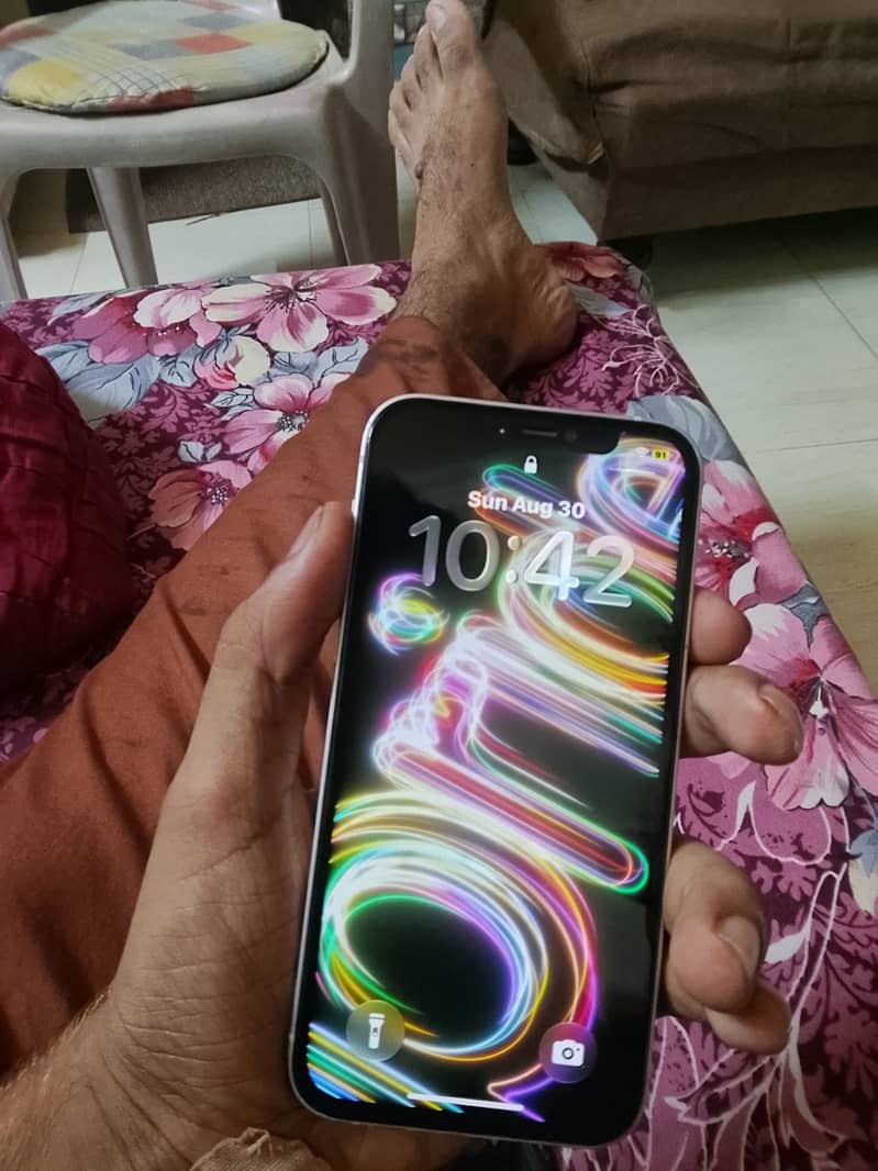Apple iPhone 12 4