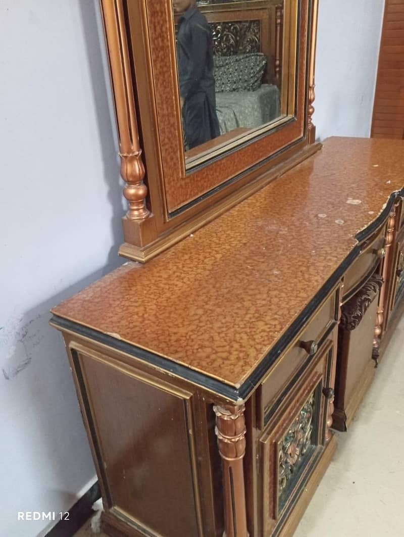 dressing table. 4