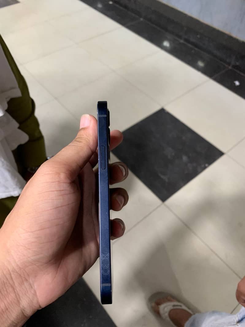 Apple iPhone 12 4
