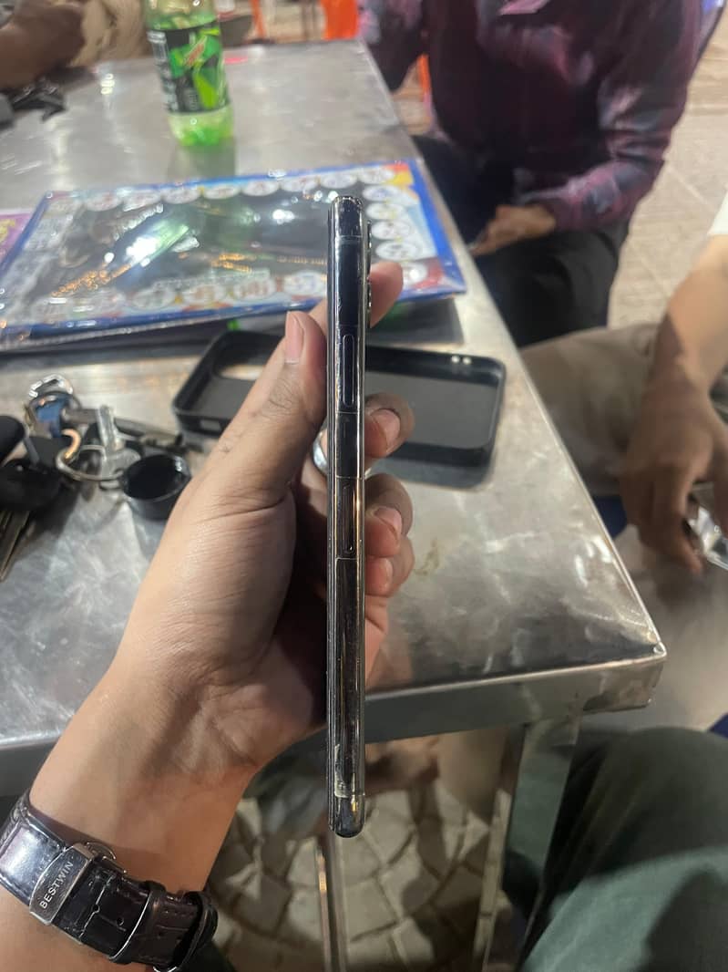 Apple iPhone 11 Pro Max 3