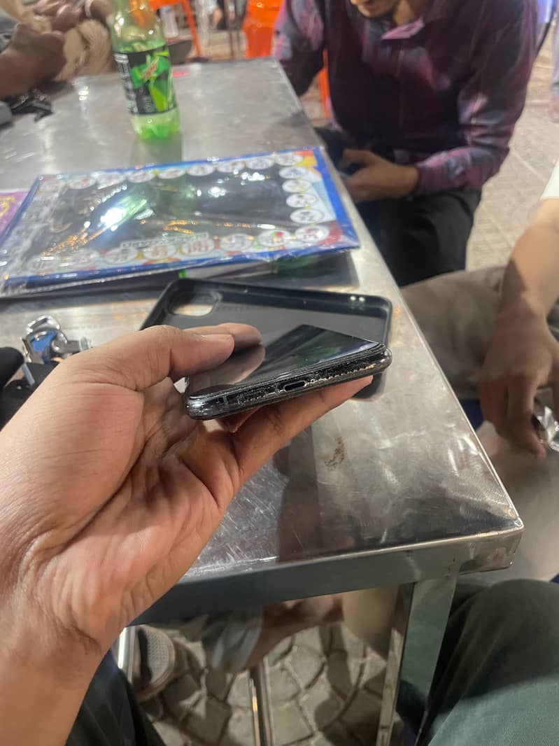 Apple iPhone 11 Pro Max 4
