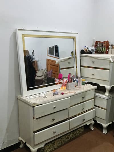 bed dressing 2 side tables or mirror