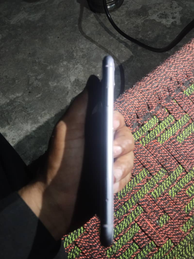 Apple iPhone 11 4