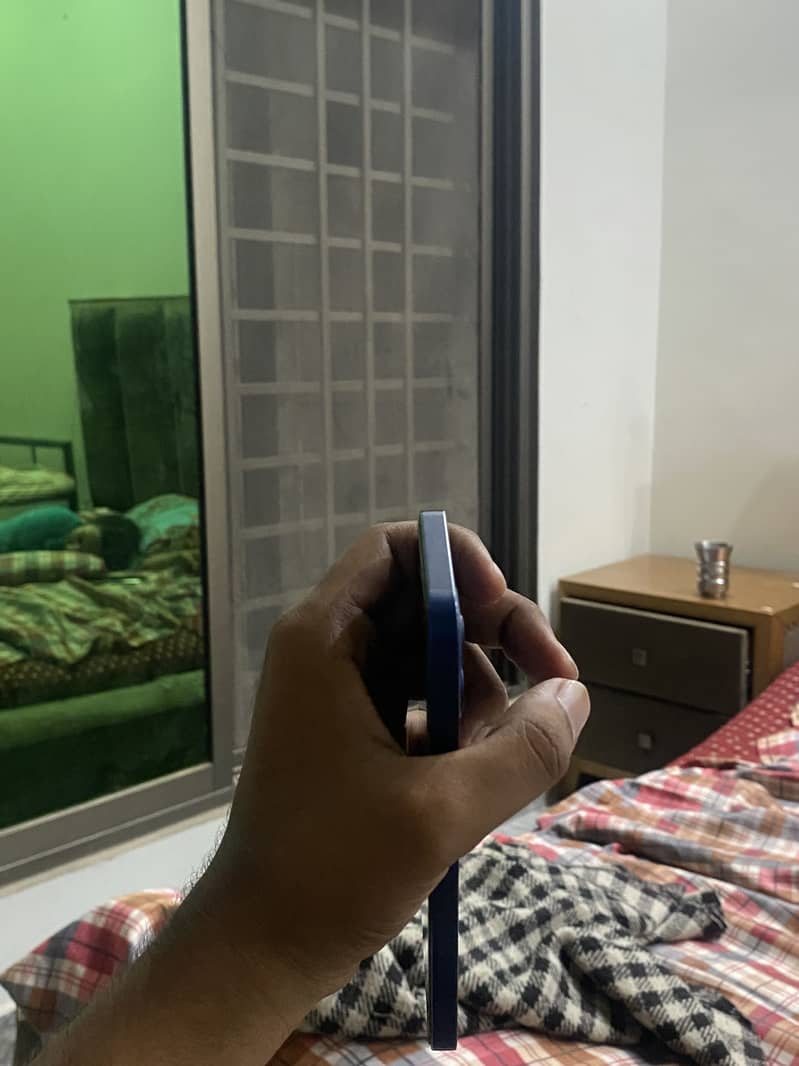 Apple iPhone 12 4