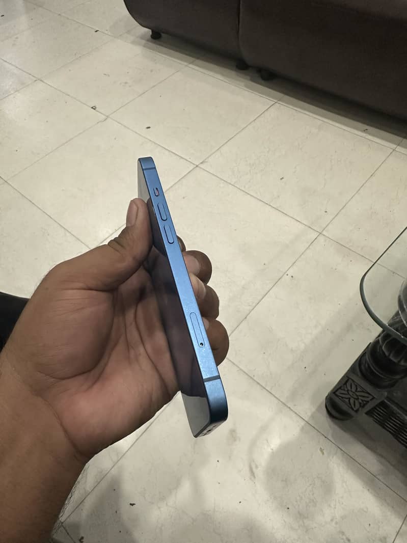 Apple iPhone 13 2