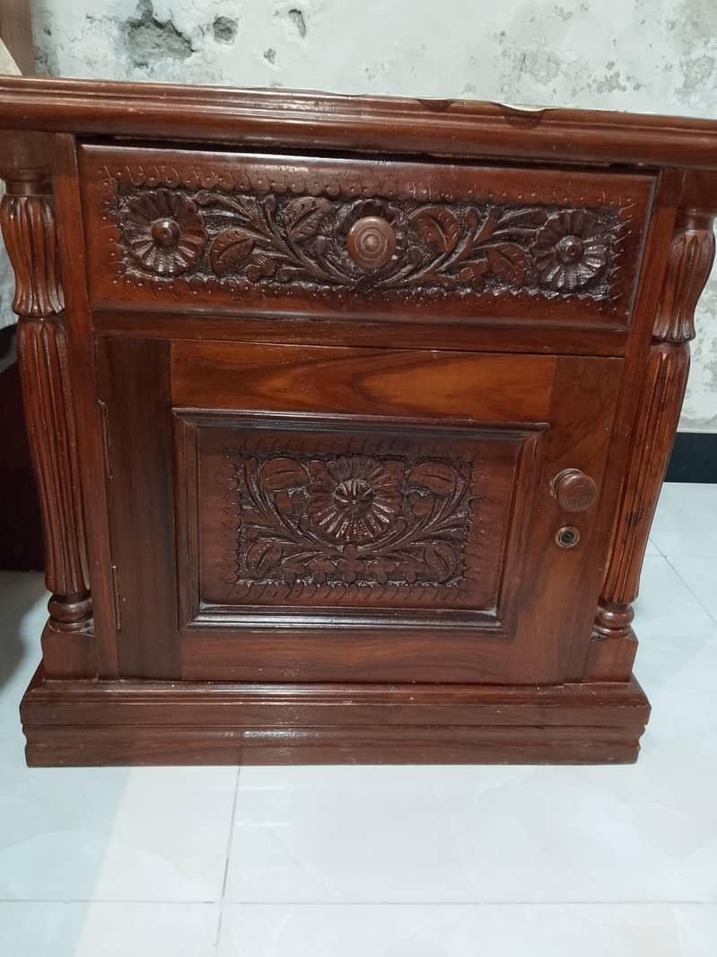 chinotti side table 1