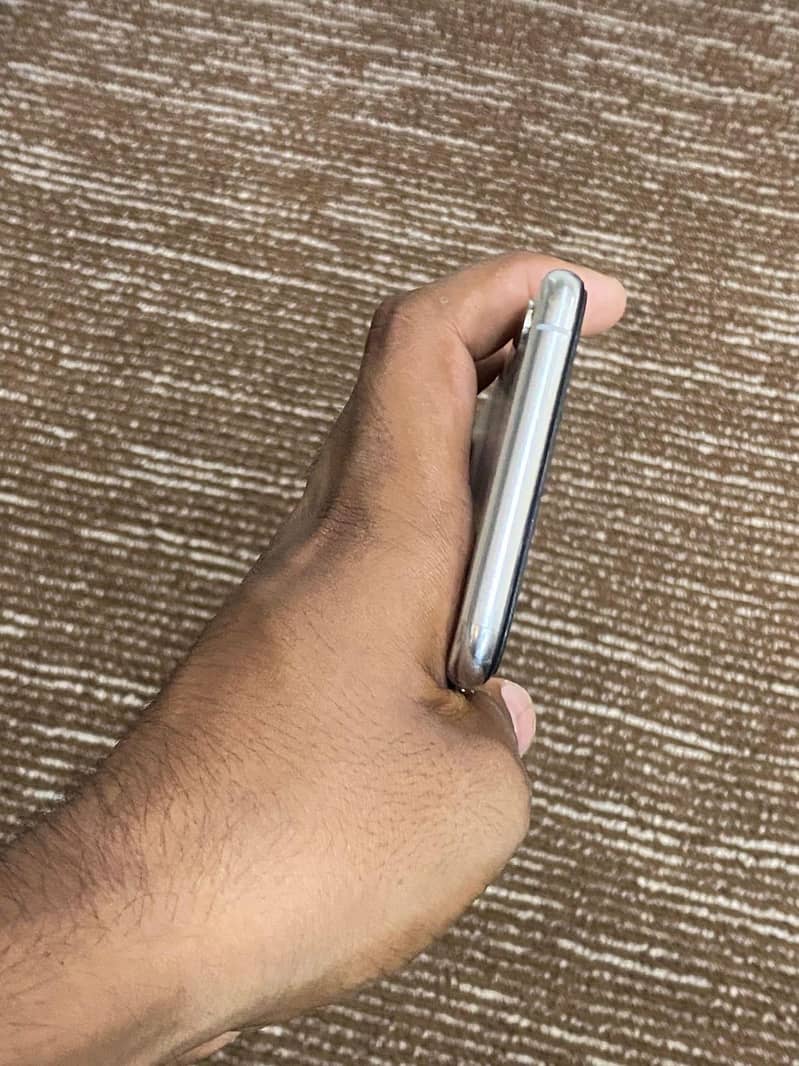 Apple iPhone XS Max 4