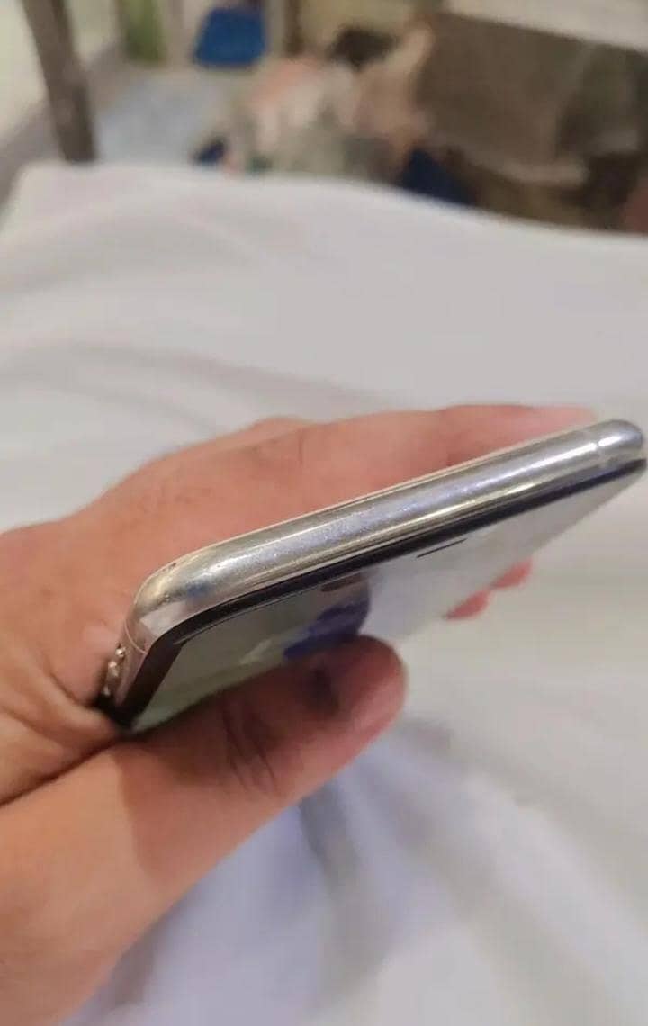 Apple iPhone 11 Pro Max 4