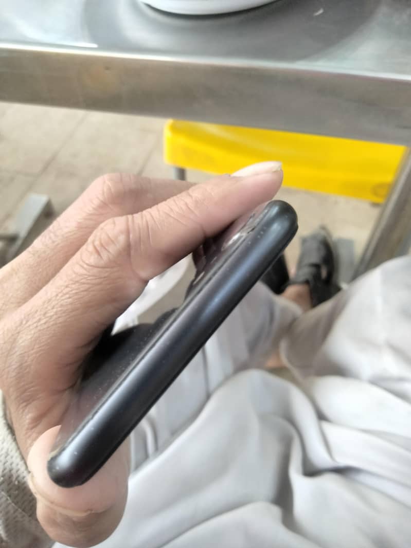 Apple iPhone 8 3