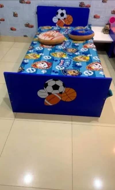 Kids bed one side table
