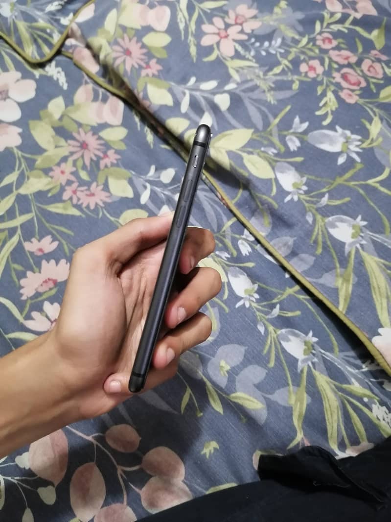 Apple iPhone 8 1