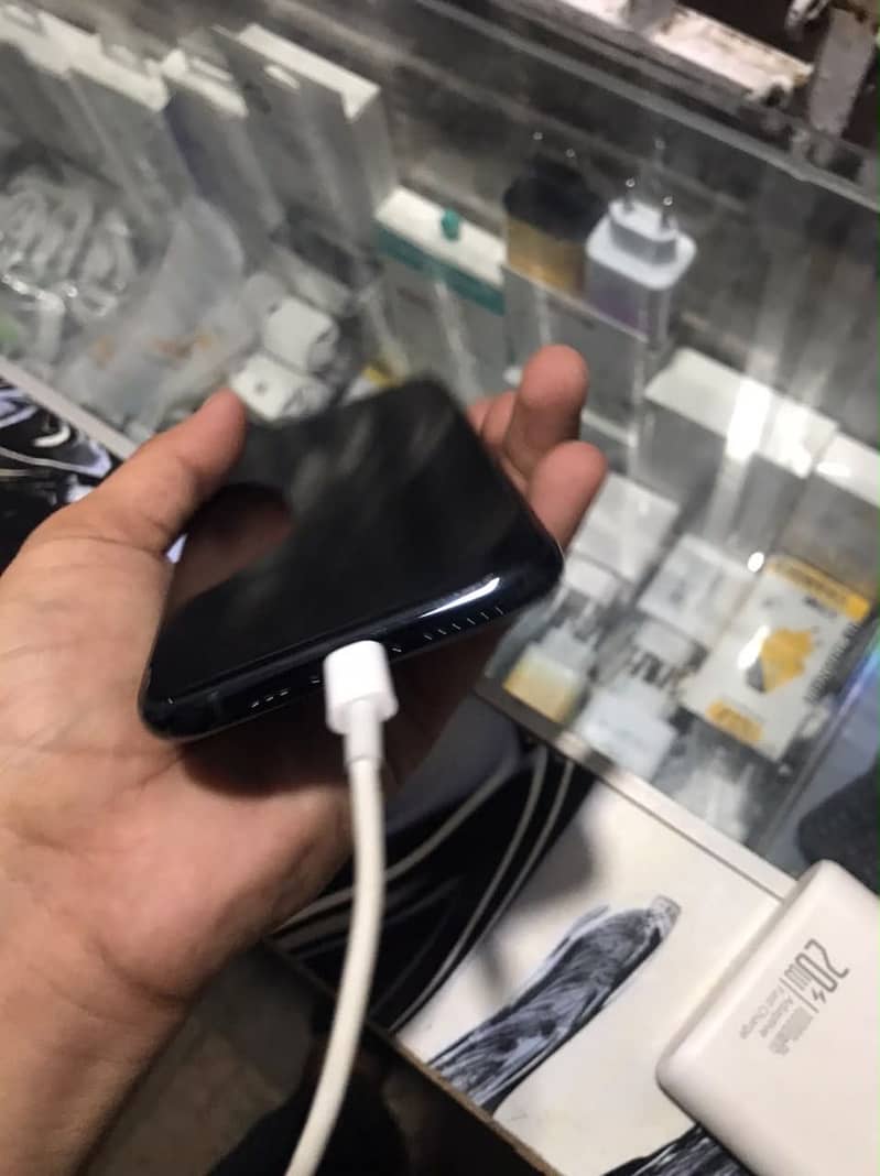 Apple iPhone 11 Pro 4
