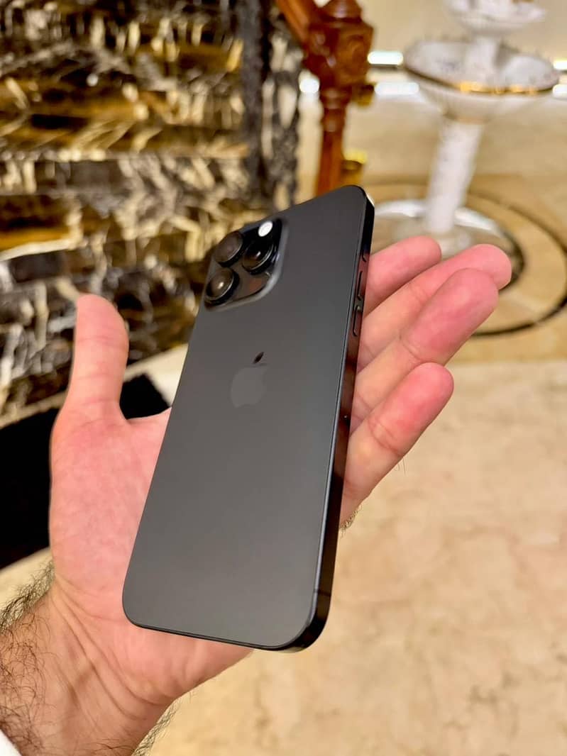 Apple iPhone 16 Pro Max 2