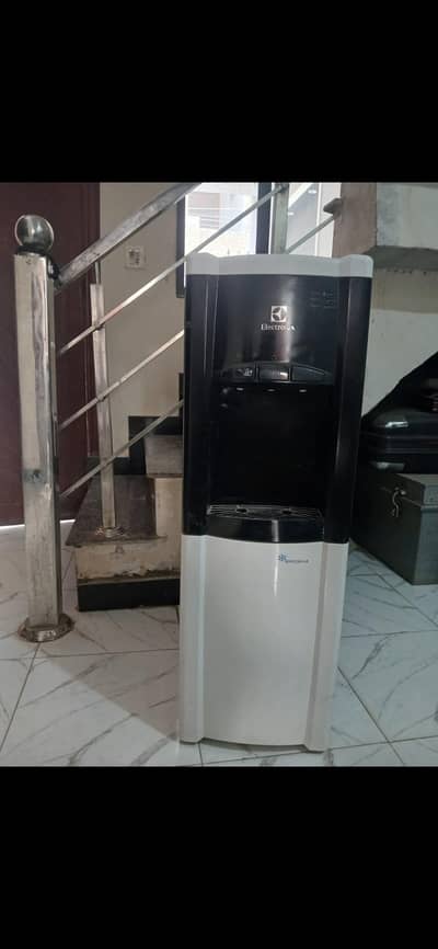 Like-New Water Dispencer with Refrigerator for Sale