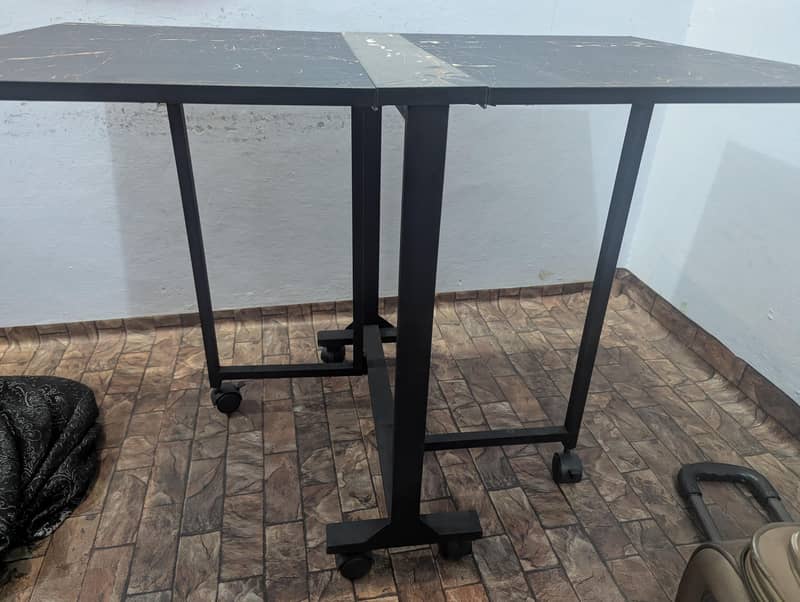 Foldable table with wheels 2
