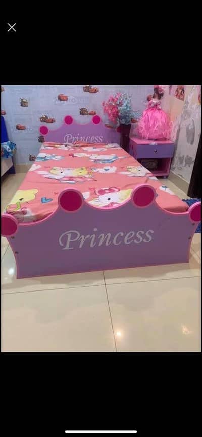 Kids bed one side table