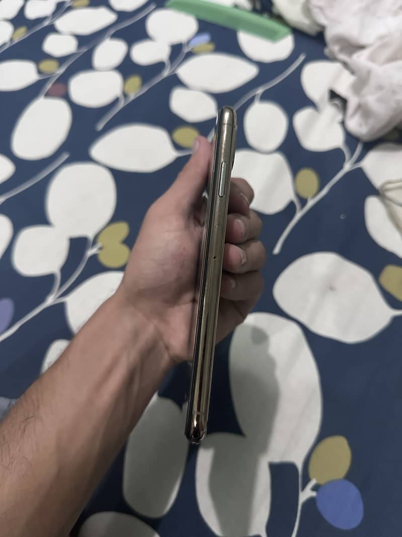 Apple iPhone XS Max 3