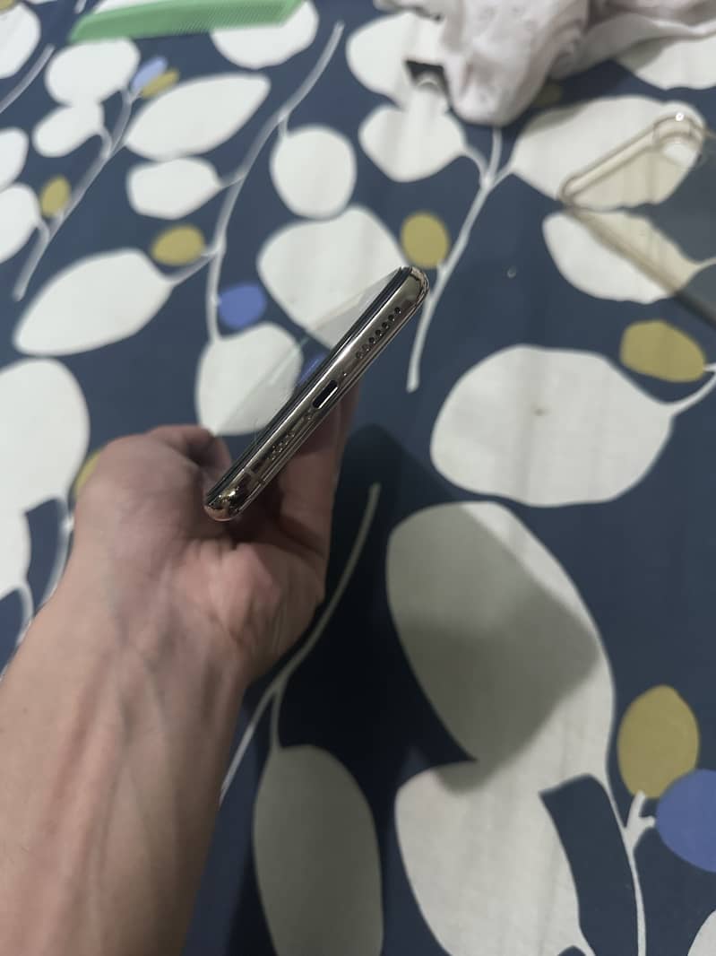 Apple iPhone XS Max 5