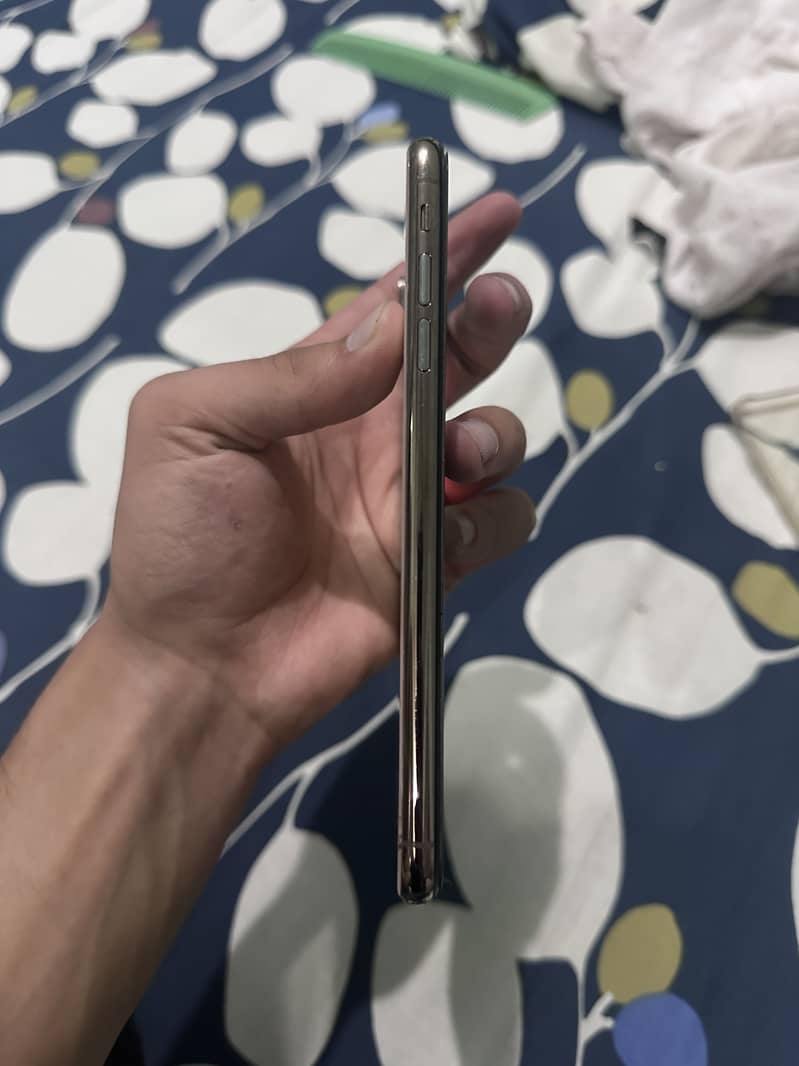 Apple iPhone XS Max 7