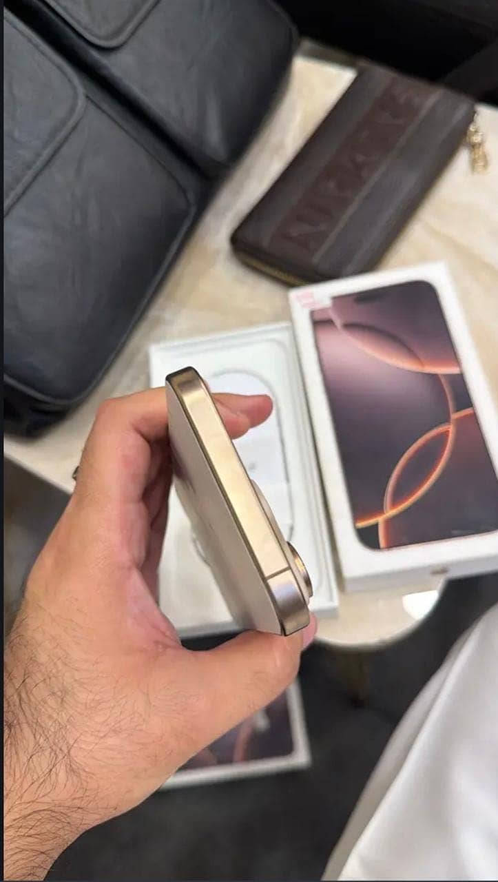 Apple iPhone 16 Pro Max 0