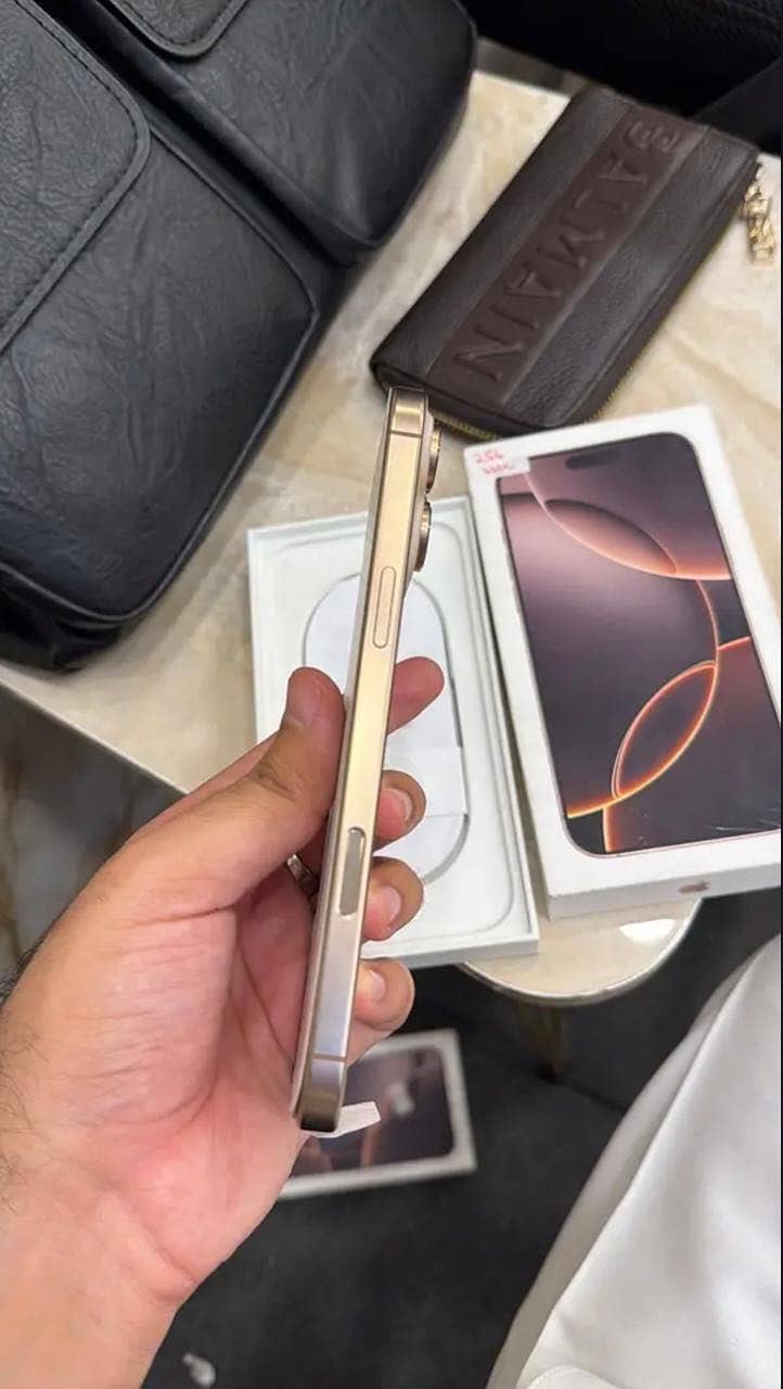 Apple iPhone 16 Pro Max 2
