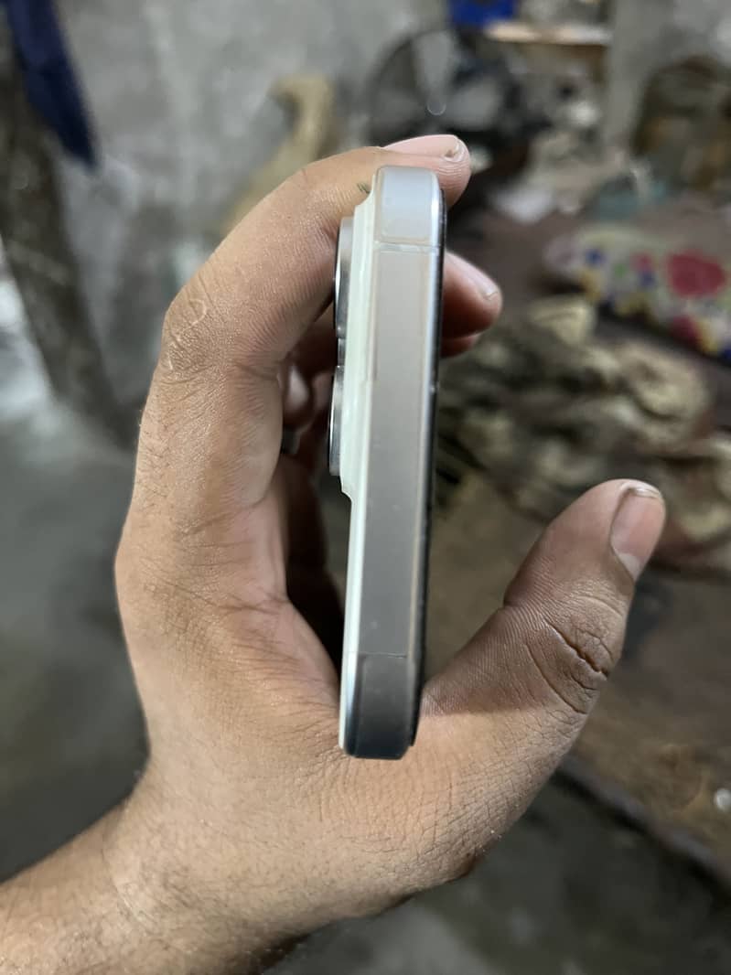 Apple iPhone 16 Pro Max 3