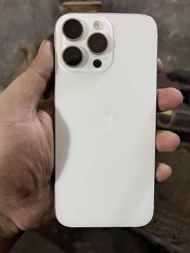 Apple iPhone 16 Pro Max 4