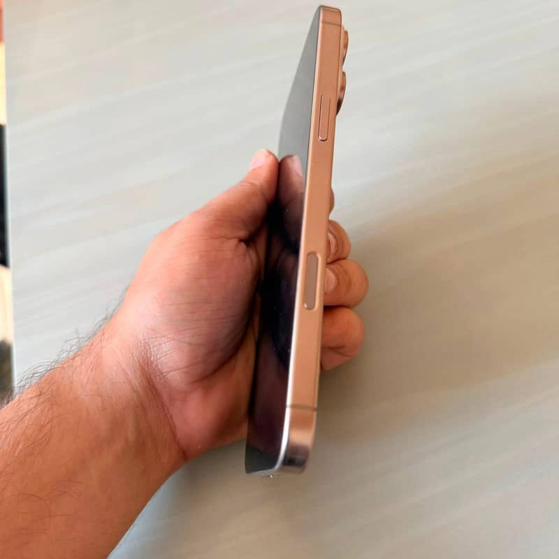 Apple iPhone 16 Pro Max 3