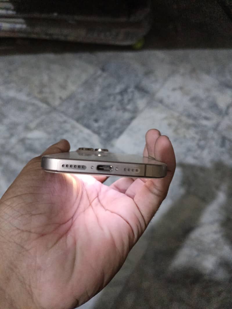 Apple iPhone 16 Pro Max 2