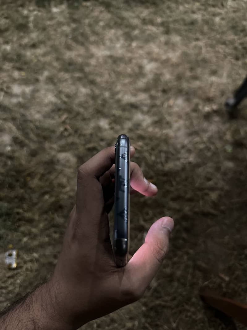 Apple iPhone 11 Pro Max 2