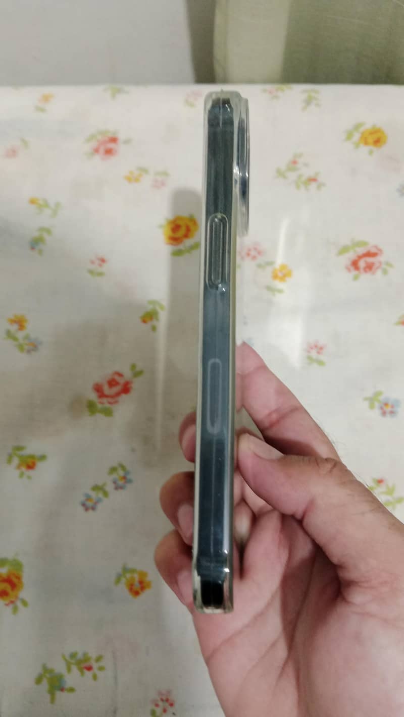 Apple iPhone 13 5
