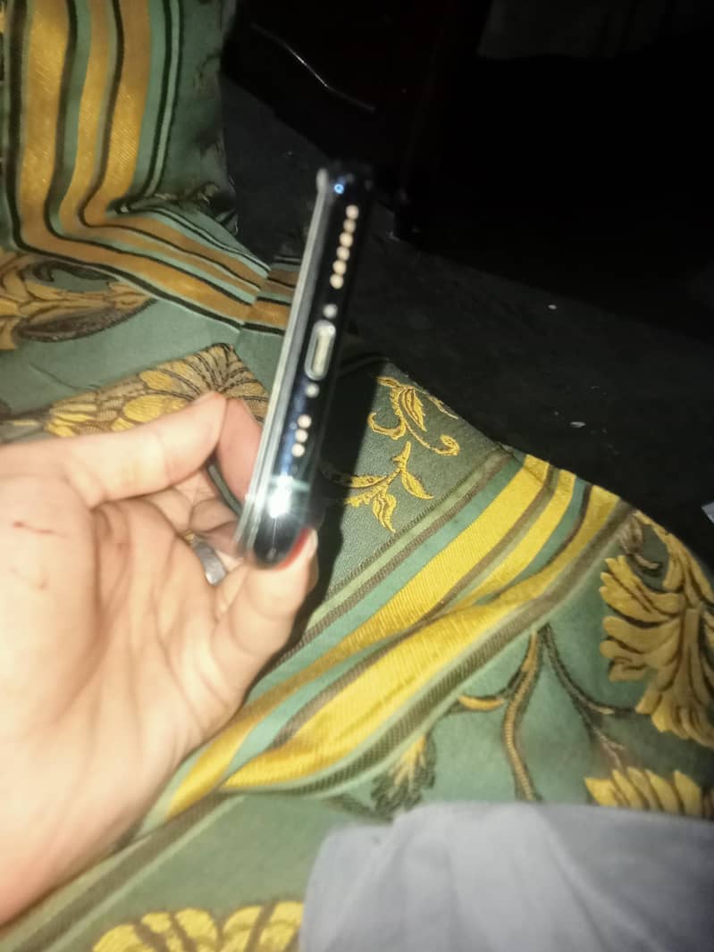 Apple iPhone 11 Pro 4