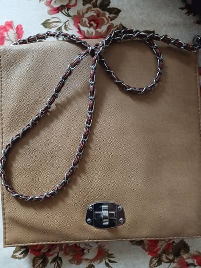 Beige crossbody shoulder bagwith chain strap twistlock
