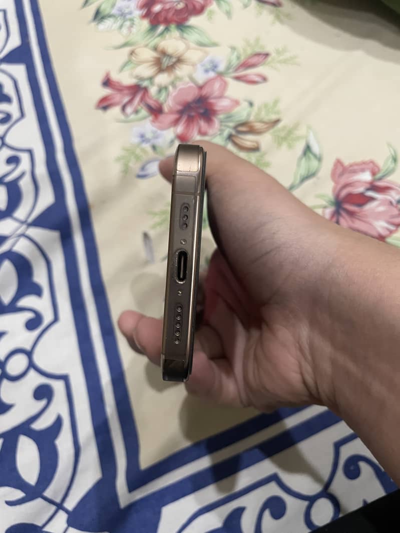 Apple iPhone 16 Pro 4