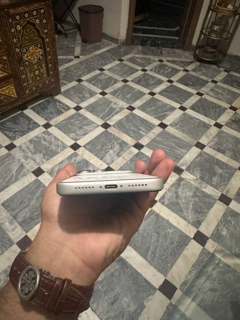 Apple iPhone 17 Pro Max 4