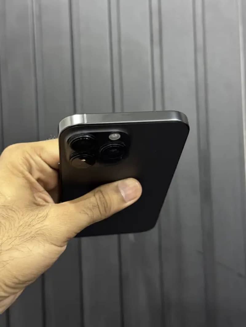 Apple iPhone 16 Pro Max 1