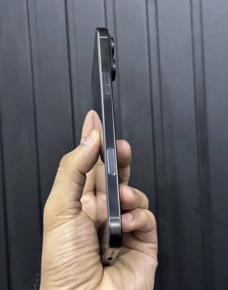 Apple iPhone 16 Pro Max 2